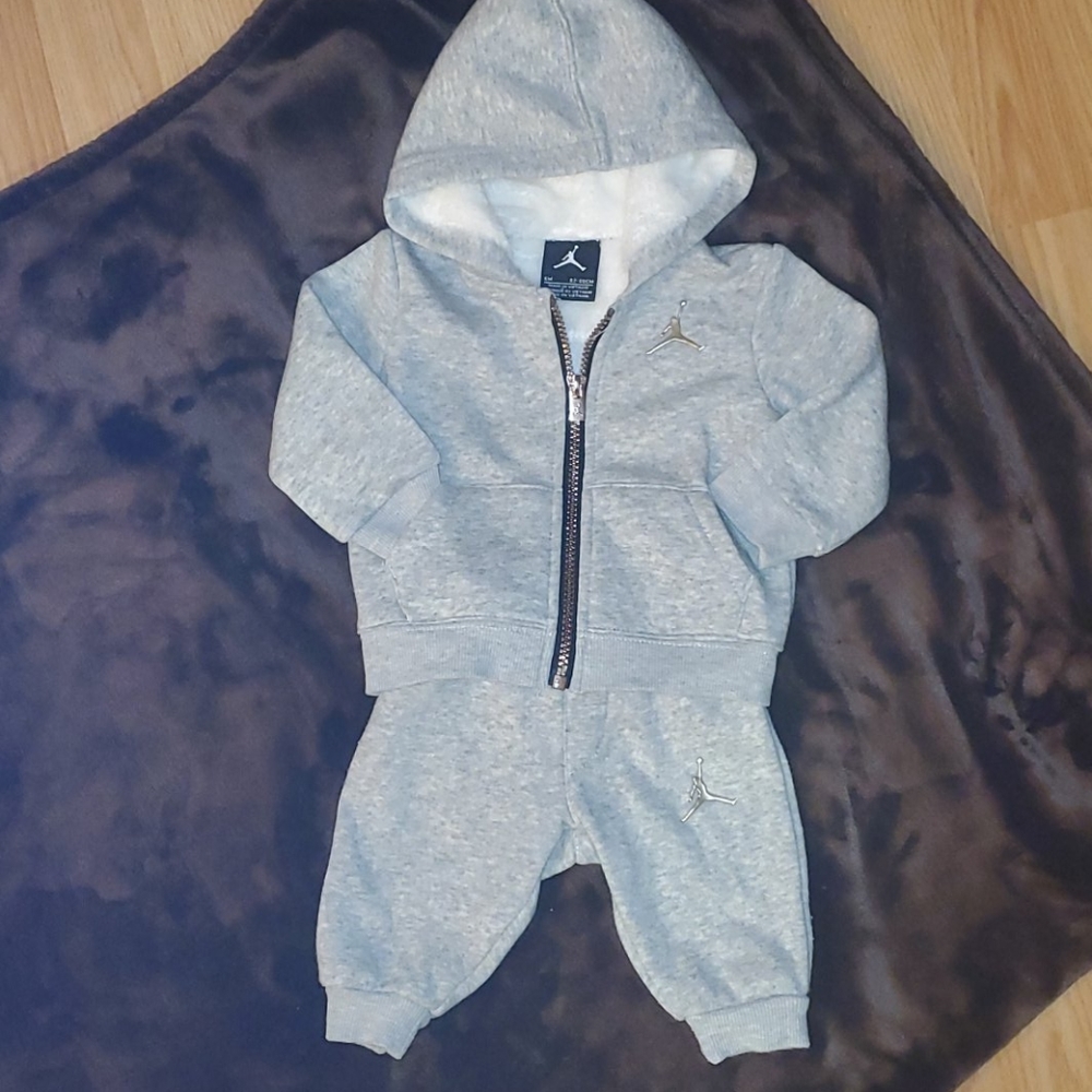 Jordan grey sweatsuit size 6M, rare exclusive set!